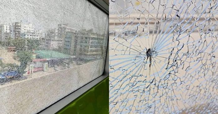 মেট্রোরেলে ঢিল মেট্রোরেলে ঢিল